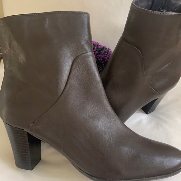 Dark brown leather Bloomingdales Kristiana boots w 3” heel - Picture 2 of 9